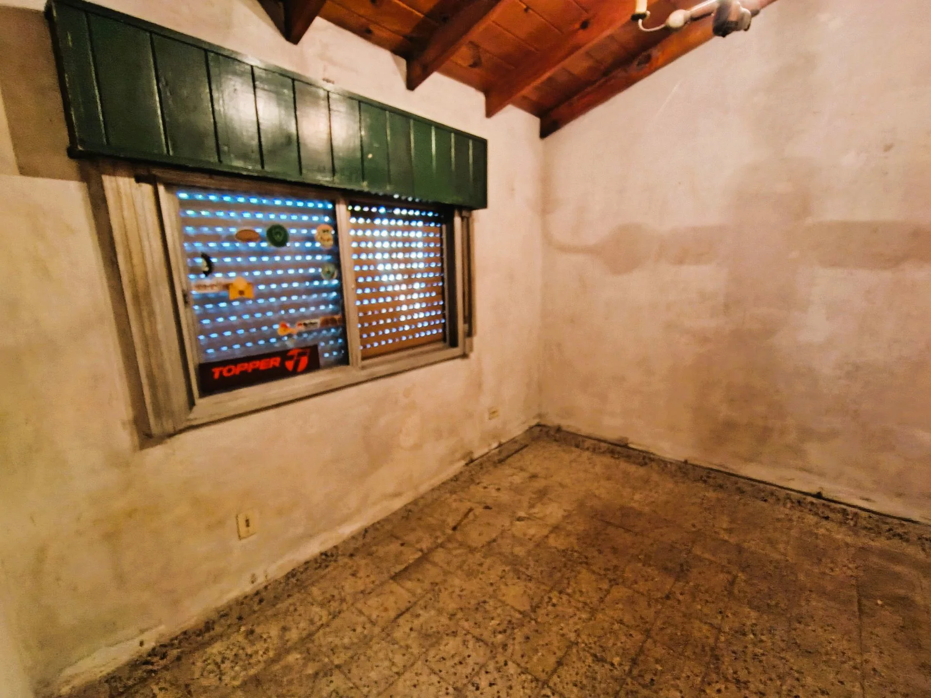 VENTA CASA A REFACCIONAR, CON FONDO LIBRE QUILMES foto 4