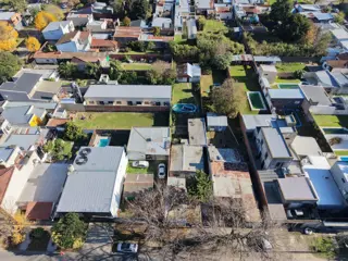 Lote de 637m² con construcción calle 81 entre 13 y 14 foto 1