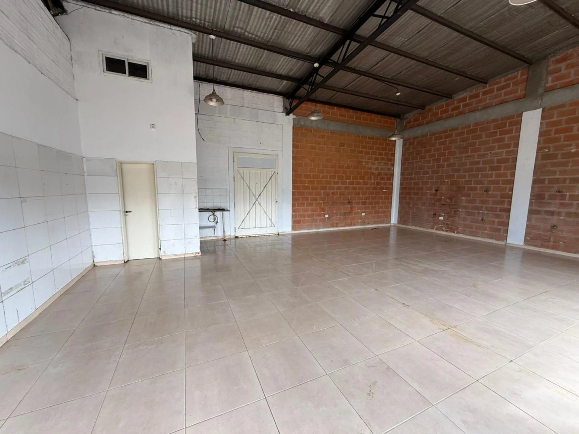 Local en alquiler 90 m2 Av. Hipolito Yrigoyen foto 2