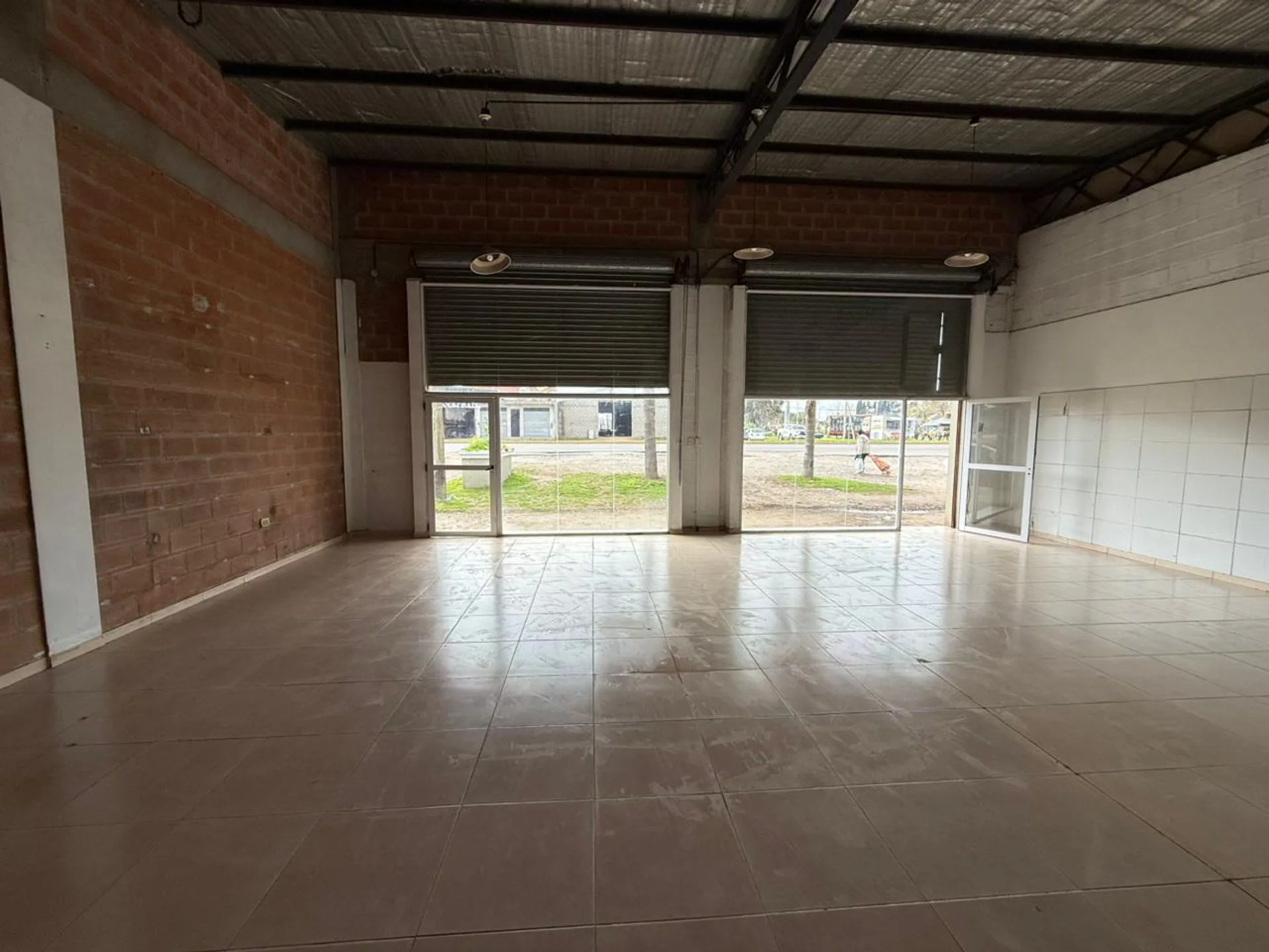 Local en alquiler 90 m2 Av. Hipolito Yrigoyen foto 3