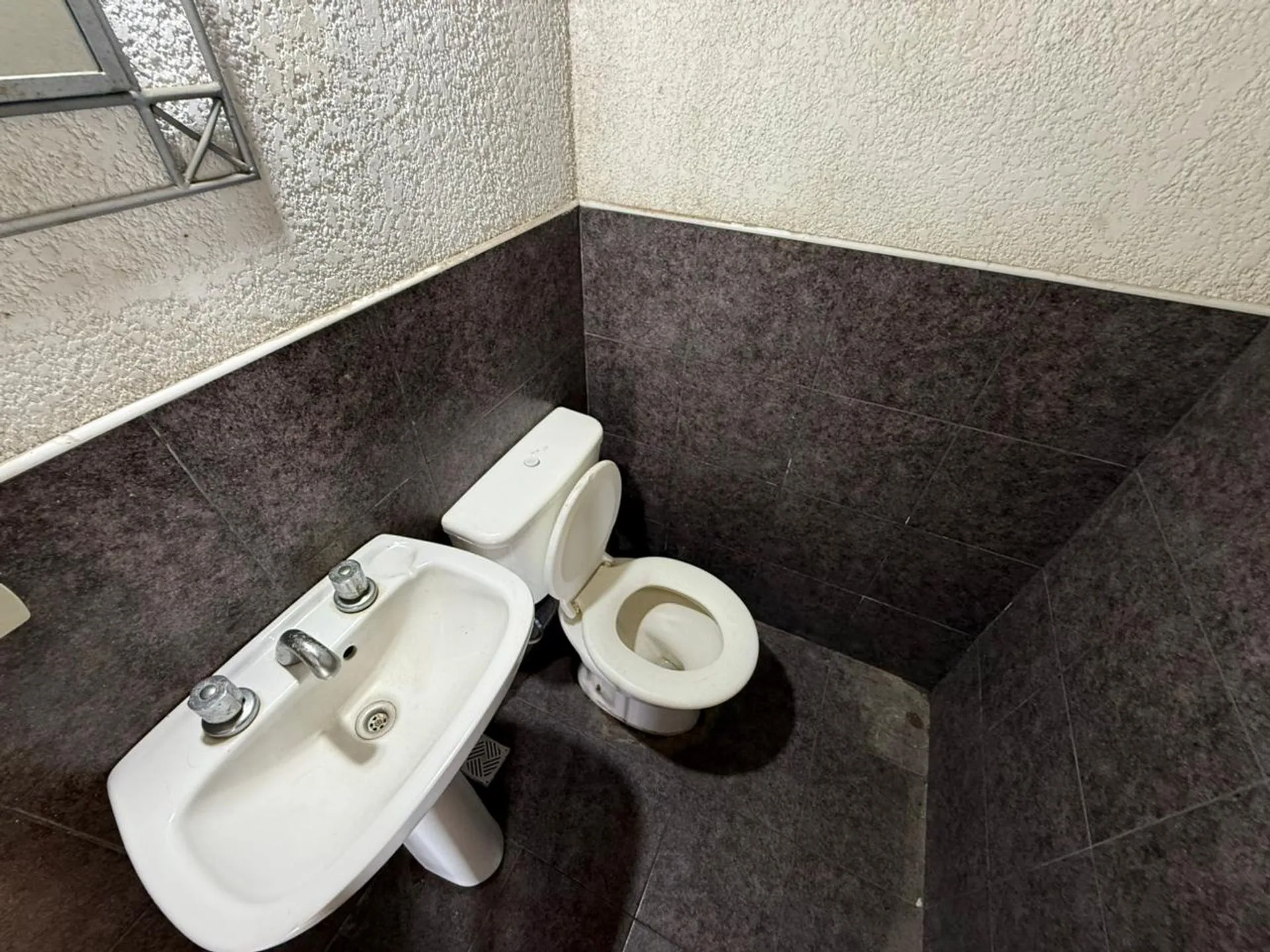 Local en alquiler 90 m2 Av. Hipolito Yrigoyen foto 4