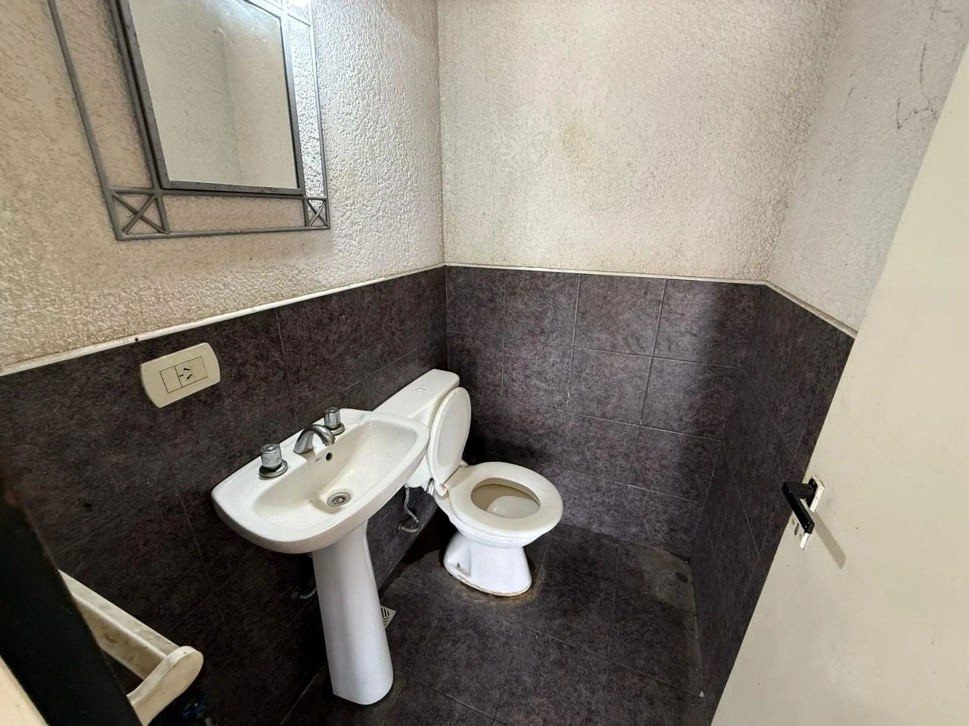 Local en alquiler 90 m2 Av. Hipolito Yrigoyen foto 5