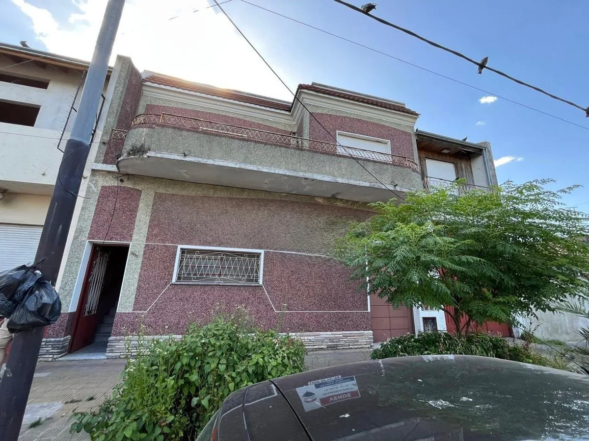 Casa de 13x52 en venta Lanús 4 amb. fondo y pileta foto 2