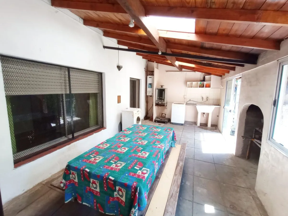 CASA VENTA 4 AMBIENTES CASTELAR foto 3