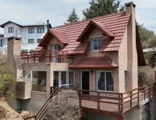 MUY LINDA CASA EN VENTA EN VILLA CARLOS PAZ, Barrio Residencial Villa del Lago. Con hermosa Pileta y Vista Panorámica. Apta para Crédito Bancario. foto 1