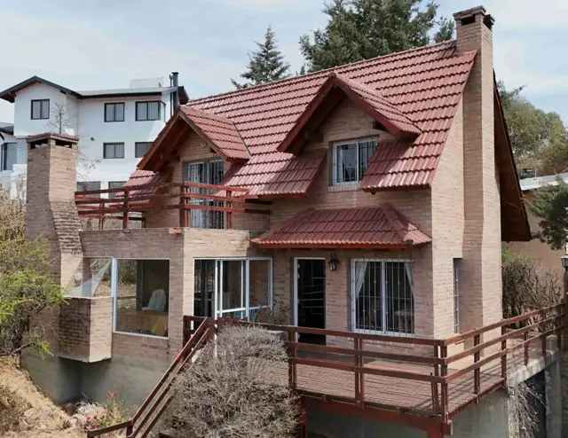 MUY LINDA CASA EN VENTA EN VILLA CARLOS PAZ, Barrio Residencial Villa del Lago. Con hermosa Pileta y Vista Panorámica. Apta para Crédito Bancario.