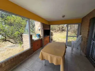 MUY LINDA CASA EN VENTA EN VILLA CARLOS PAZ, Barrio Residencial Villa del Lago. Con hermosa Pileta y Vista Panorámica. Apta para Crédito Bancario. foto 3