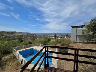 MUY LINDA CASA EN VENTA EN VILLA CARLOS PAZ, Barrio Residencial Villa del Lago. Con hermosa Pileta y Vista Panorámica. Apta para Crédito Bancario. foto 4