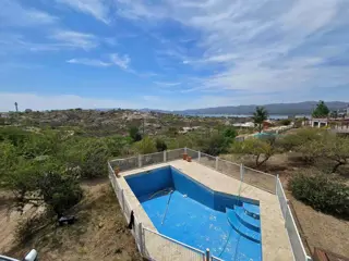 MUY LINDA CASA EN VENTA EN VILLA CARLOS PAZ, Barrio Residencial Villa del Lago. Con hermosa Pileta y Vista Panorámica. Apta para Crédito Bancario. foto 5