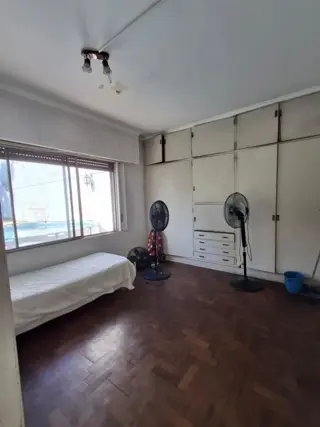 CASA CON DOS LOCALES SOBRE AVENIDA foto 1