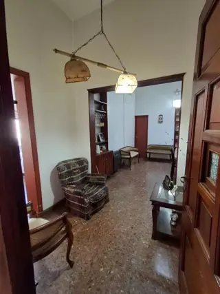 CASA CON DOS LOCALES SOBRE AVENIDA foto 2
