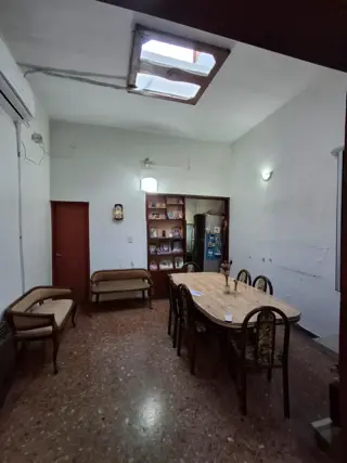 CASA CON DOS LOCALES SOBRE AVENIDA foto 3
