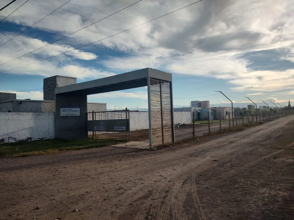 VENTA LOTE EN SANTA LUCIA  B° PRIVADO LA PRADERA foto 2