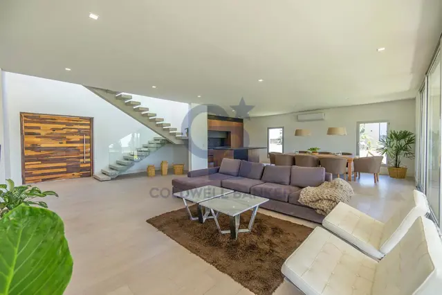 VENTA CASA 5 AMBIENTES ESTILO UNICO CON GRAN PILETA LOTE CENTRAL EN TERRALAGOS