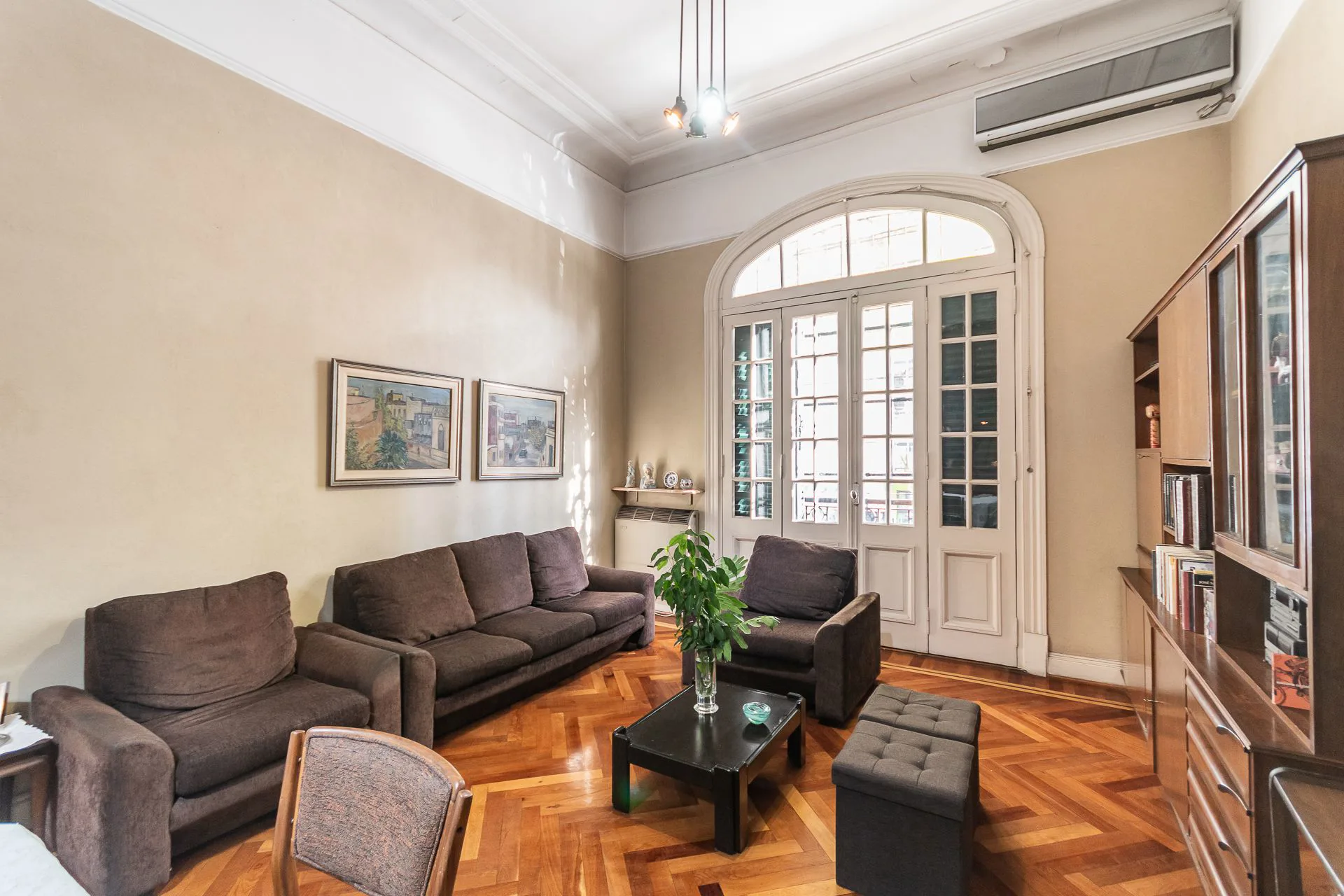 VENTA CASA + 2 LOCALES A PASOS DE AV CABILDO foto 2