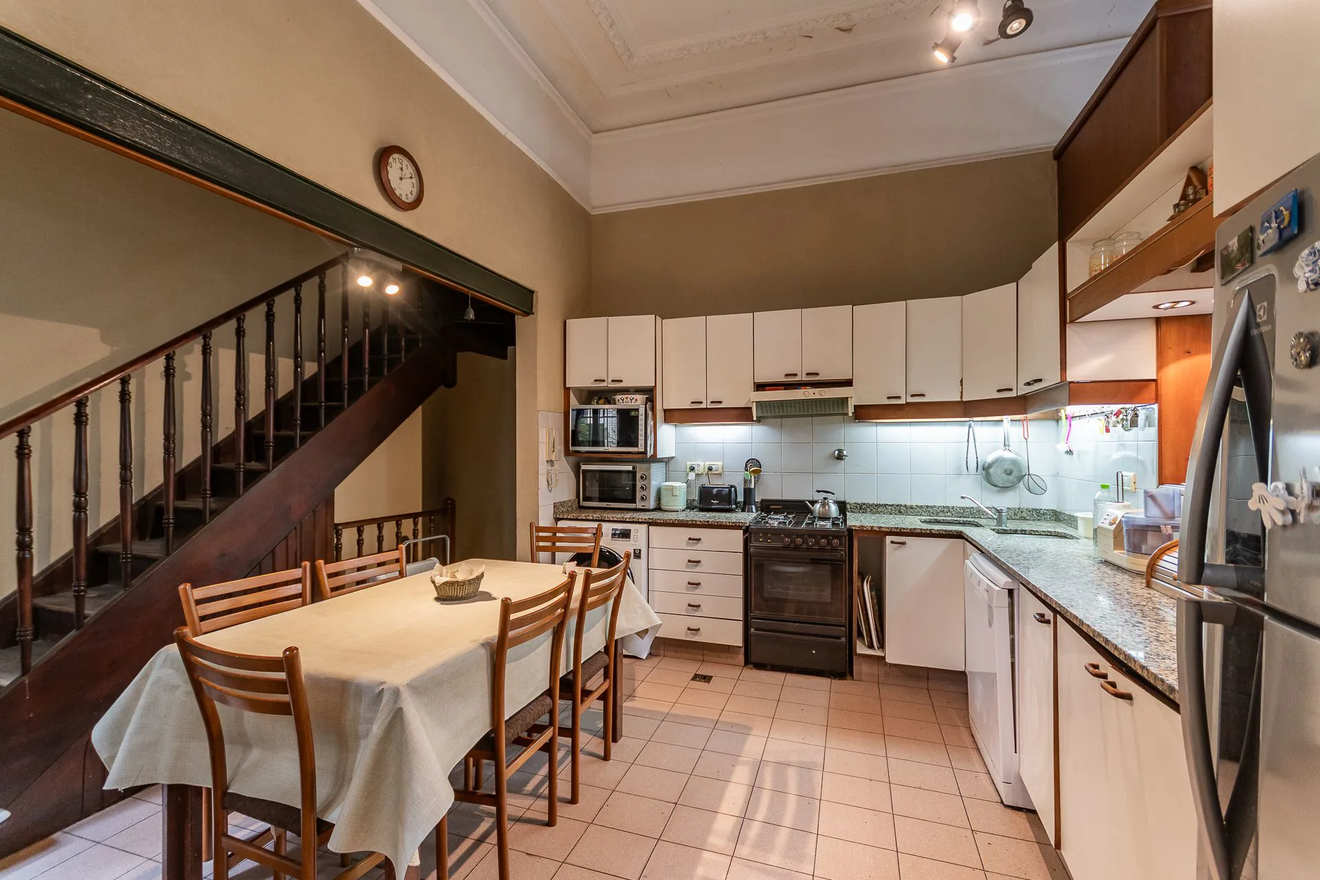 VENTA CASA + 2 LOCALES A PASOS DE AV CABILDO foto 4