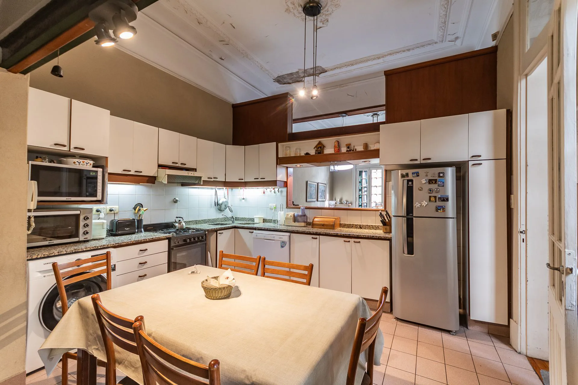 VENTA CASA + 2 LOCALES A PASOS DE AV CABILDO foto 5