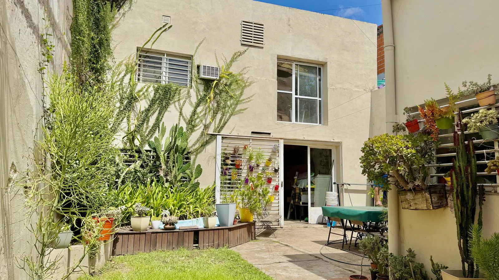 Tucumán 4300 - Casa 3 dormitorios con galpón, patio y pileta en Barrio Luis Agote foto 2