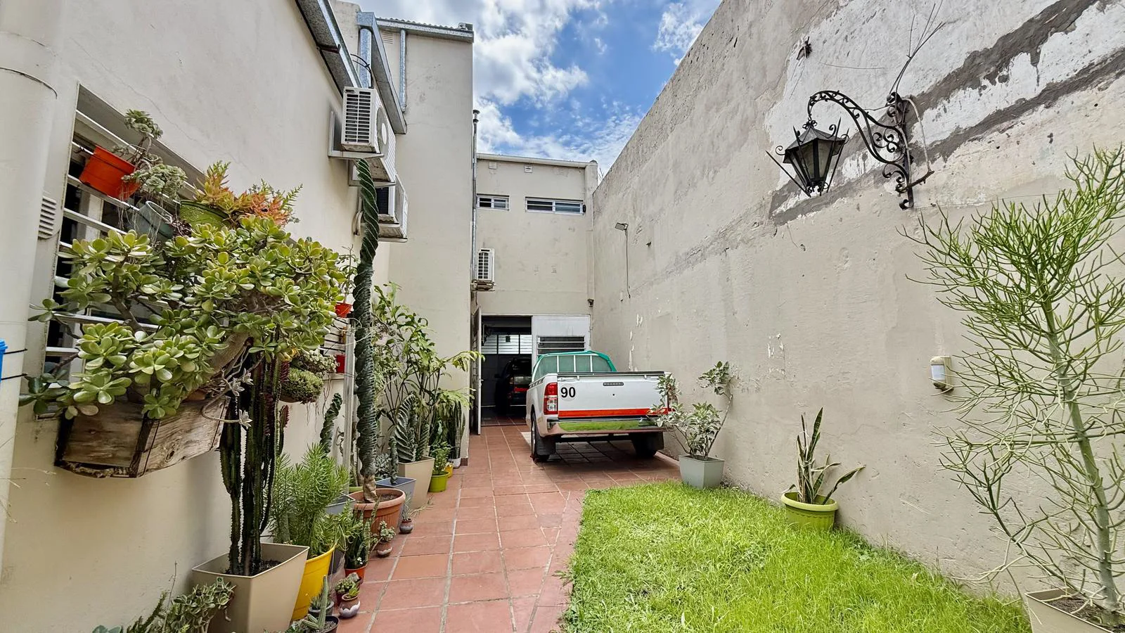 Tucumán 4300 - Casa 3 dormitorios con galpón, patio y pileta en Barrio Luis Agote foto 3