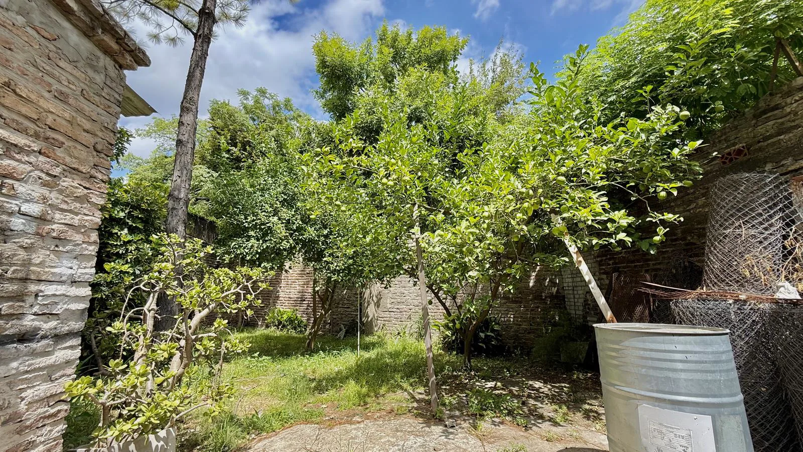 Tucumán 4300 - Casa 3 dormitorios con galpón, patio y pileta en Barrio Luis Agote foto 5