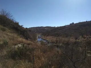HERMOSO LOTE CON COSTA LA RIO LOS CHORRILLOS CARLOS PAZ SIERRAS foto 1