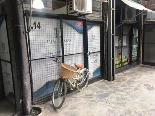 Local en galería Haedo centro, con entrepiso. Bajas expensas. foto 1