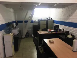 Local en galería Haedo centro, con entrepiso. Bajas expensas. foto 3