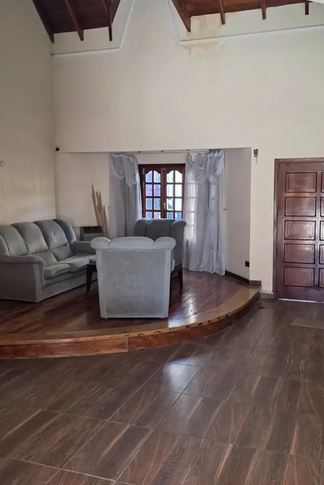 ALQUILER: Hermoso Chalet Dividido en Departamentos - ISIDRO CASANOVA