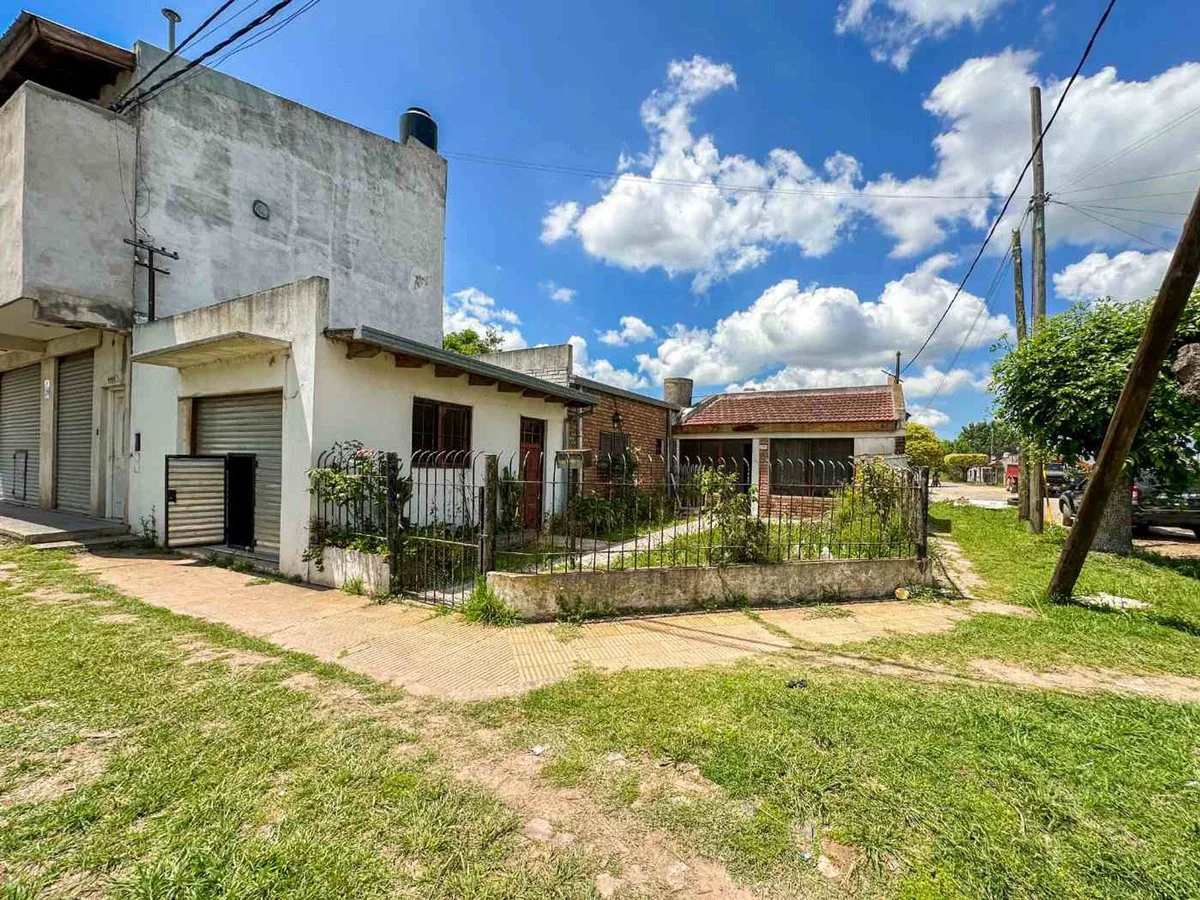 CASA 2 DORMITORIOS EN VENTA LA PLATA CON COCHERA foto 2