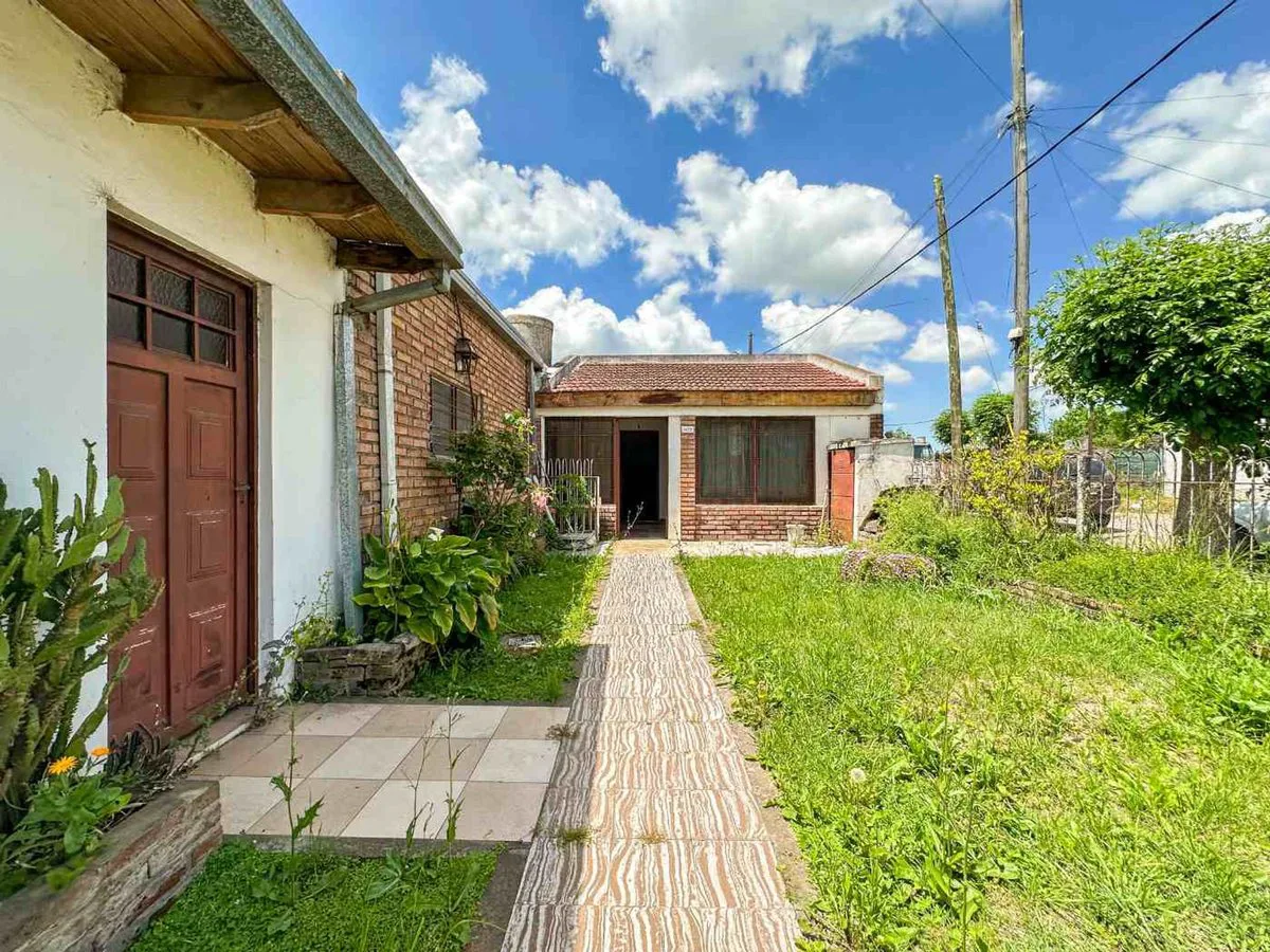 CASA 2 DORMITORIOS EN VENTA LA PLATA CON COCHERA foto 3