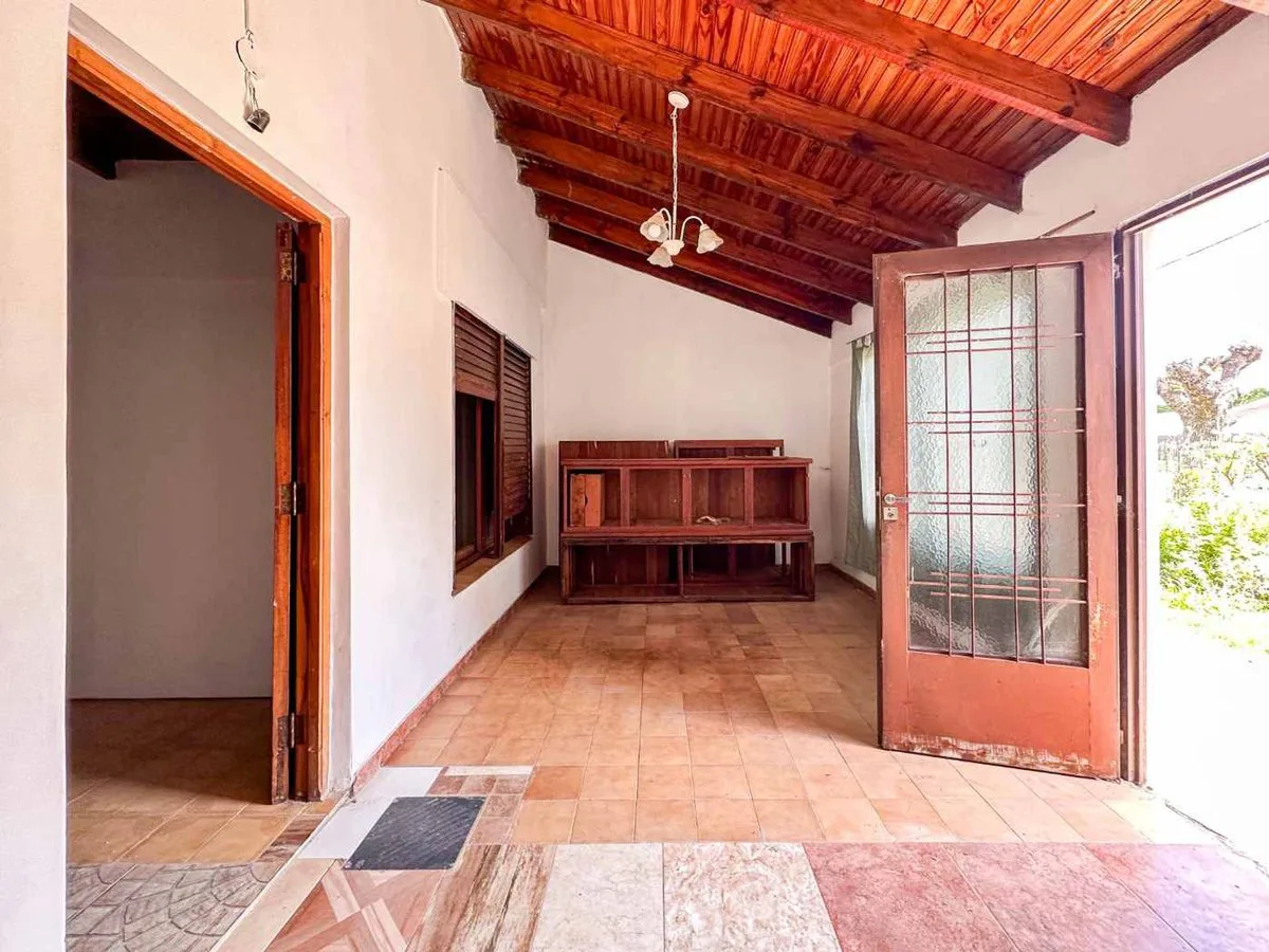 CASA 2 DORMITORIOS EN VENTA LA PLATA CON COCHERA foto 4