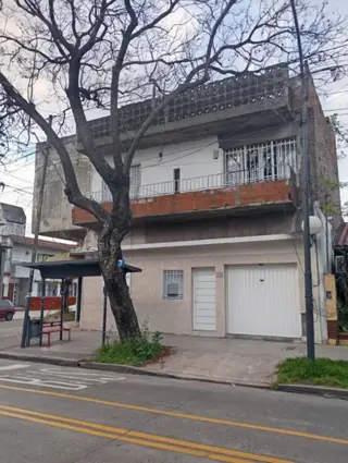 LOCAL EN ESQUINA + CASA PH DE 4 AMBIENTES - foto 1
