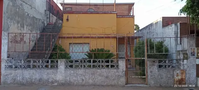 CASA CON DEPTO EN PLANTA ALTA A REFACCIONAR, A METROS DE AV SARRATEA, BUENA UBICACION.