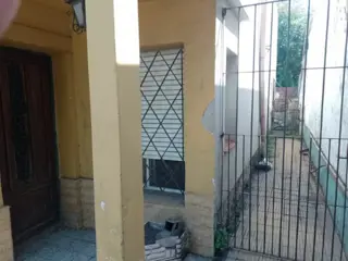 CASA CON DEPTO EN PLANTA ALTA A REFACCIONAR, A METROS DE AV SARRATEA, BUENA UBICACION. foto 3