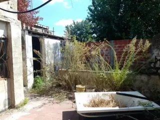 CASA CON DEPTO EN PLANTA ALTA A REFACCIONAR, A METROS DE AV SARRATEA, BUENA UBICACION. foto 4