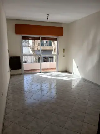 DUPLEX DE 3 AMBIENTES EN PRIMER PISO EN LA MEJOR ZONA RESIDENCIAL DE FLORESTA foto 2