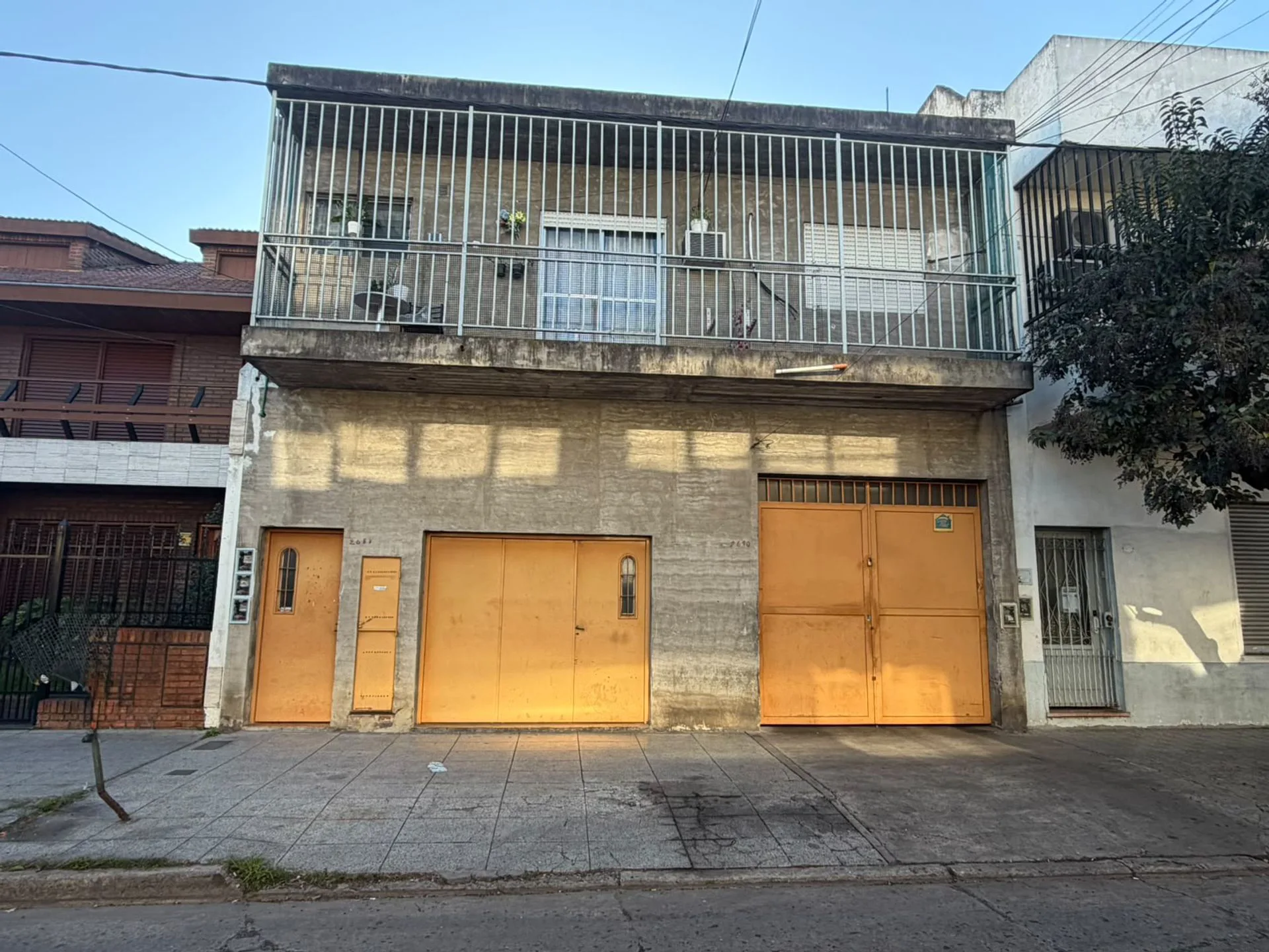 GALPÓN / DEPÓSITO + GARAGE/LOCAL + 3 DEPTOS foto 2