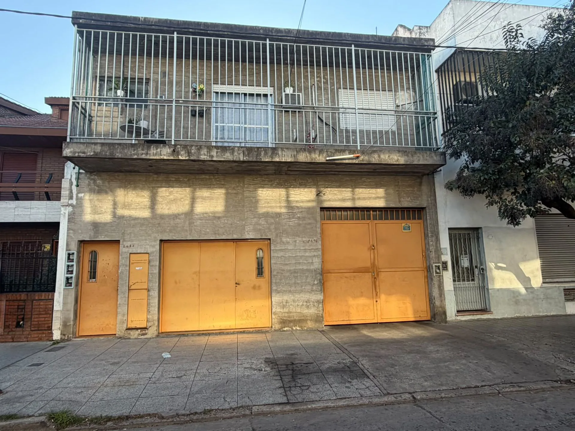 GALPÓN / DEPÓSITO + GARAGE/LOCAL + 3 DEPTOS foto 3
