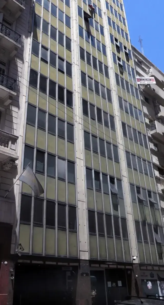 EXCELENTE OFICINA, SEMIPISO 117m2, SARMIENTO 900. 3 DESPACHOS y SALON, SIN COLUMNAS