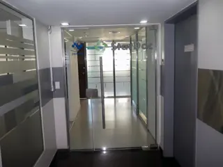 EXCELENTE OFICINA, SEMIPISO 117m2, SARMIENTO 900. 3 DESPACHOS y SALON, SIN COLUMNAS foto 3