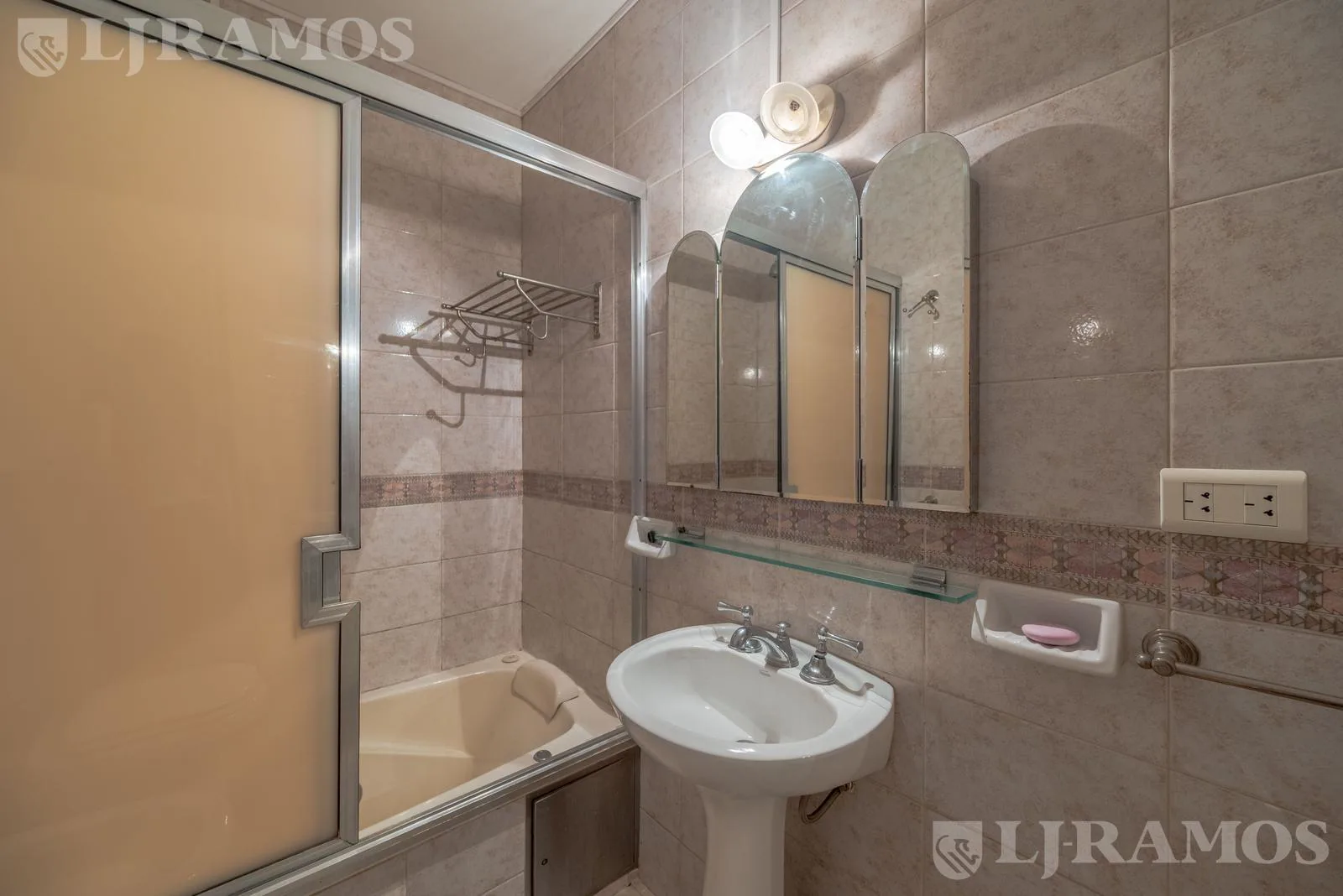 Departamento de 3 ambientes con balcón en Recoleta foto 4