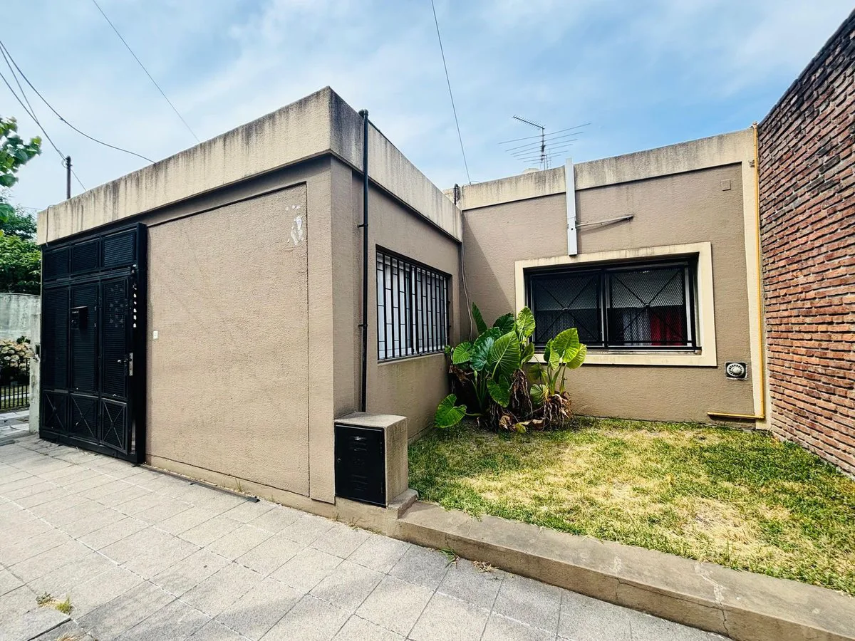 Casa en venta ADROGUE NUEVO VALOR 3 AMB Y COCHERA foto 2
