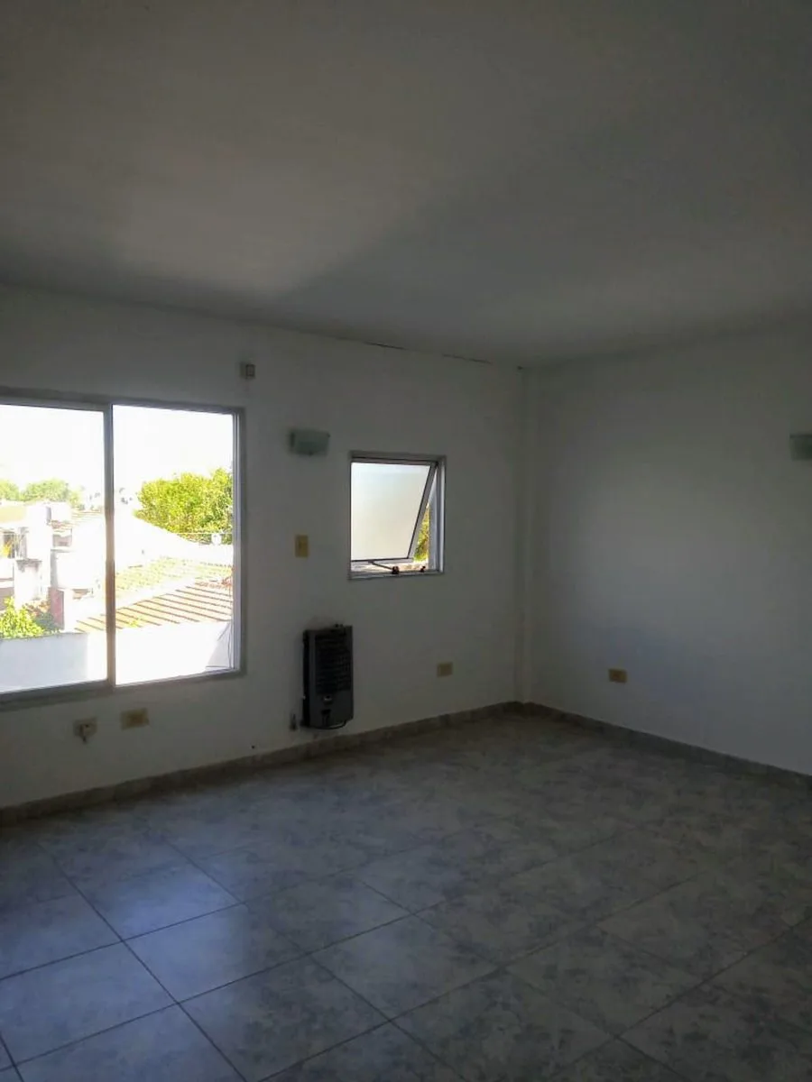VENTA MONOAMBIENTE CON COCHERA EN MORON foto 4