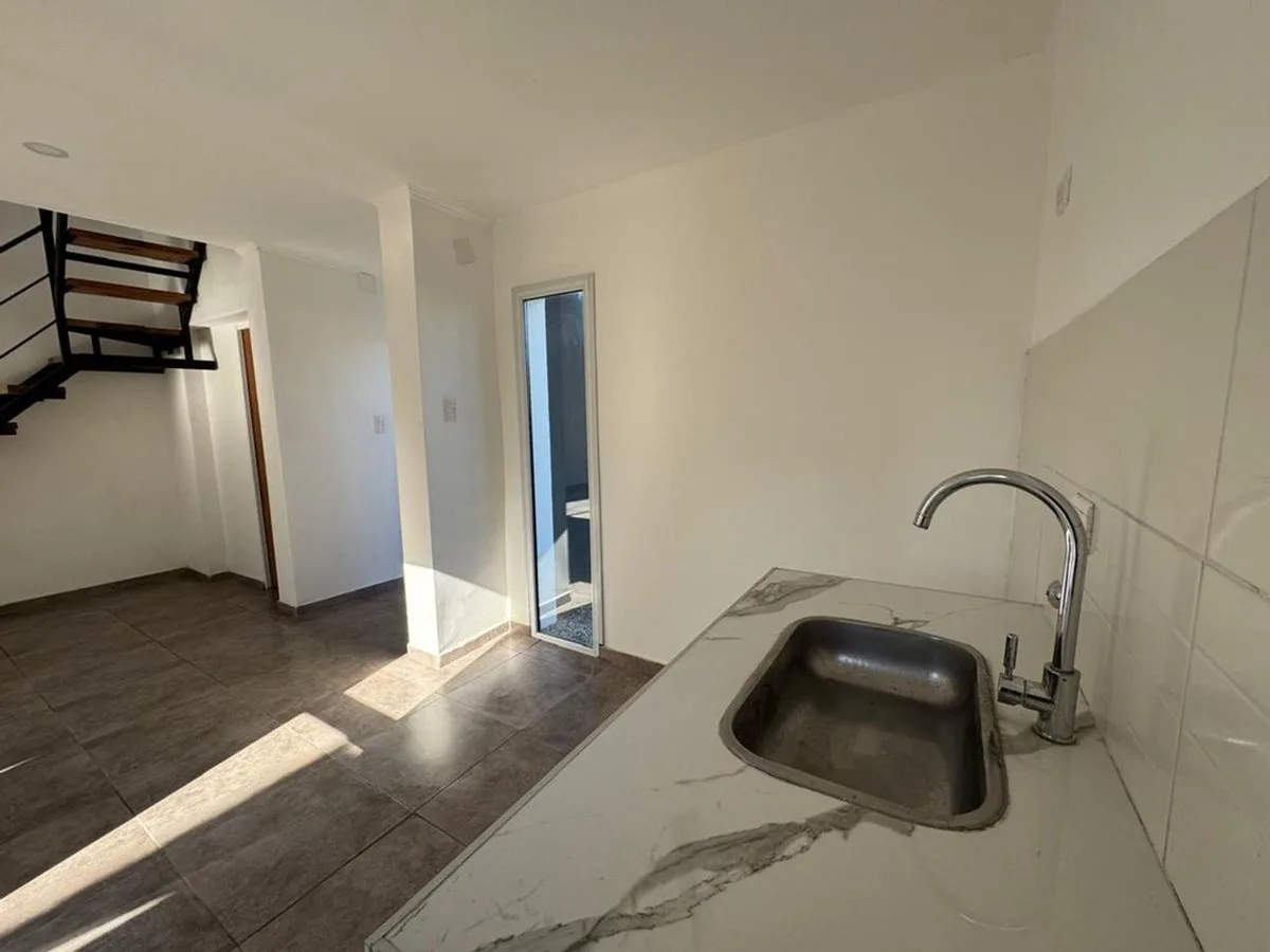 ALQUILER DE PH 2 AMBIENTES CON PATIO Y BALCON. foto 3
