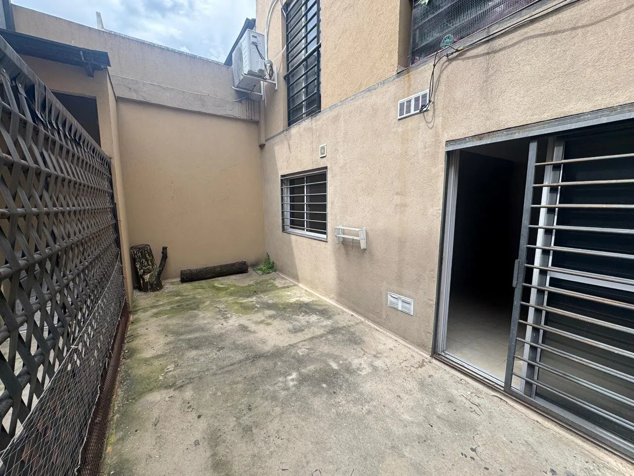 DEPARTAMENTO 2 AMBIENTES CON PATIO A LA VENTA EN CASEROS foto 2