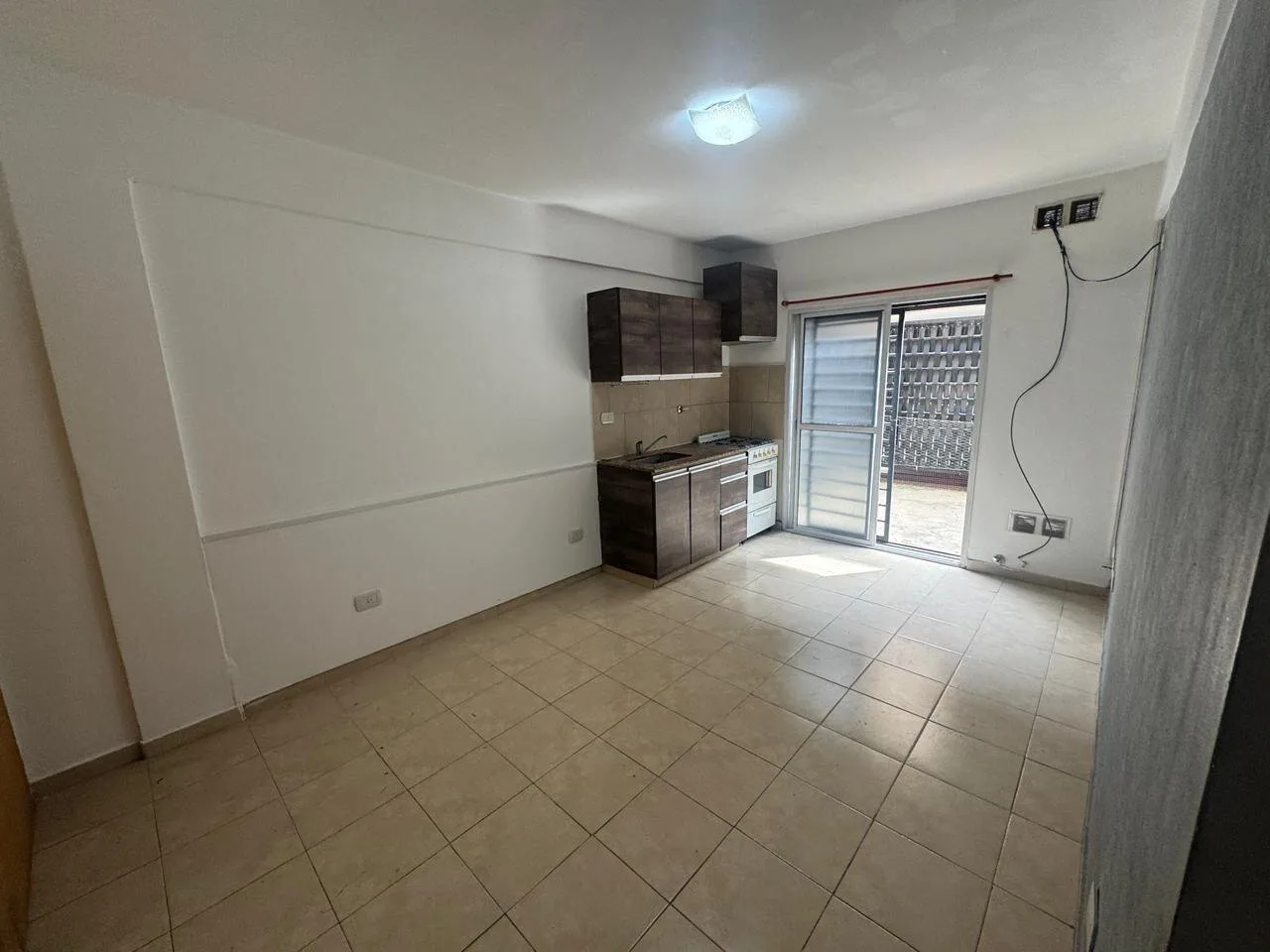 DEPARTAMENTO 2 AMBIENTES CON PATIO A LA VENTA EN CASEROS foto 4