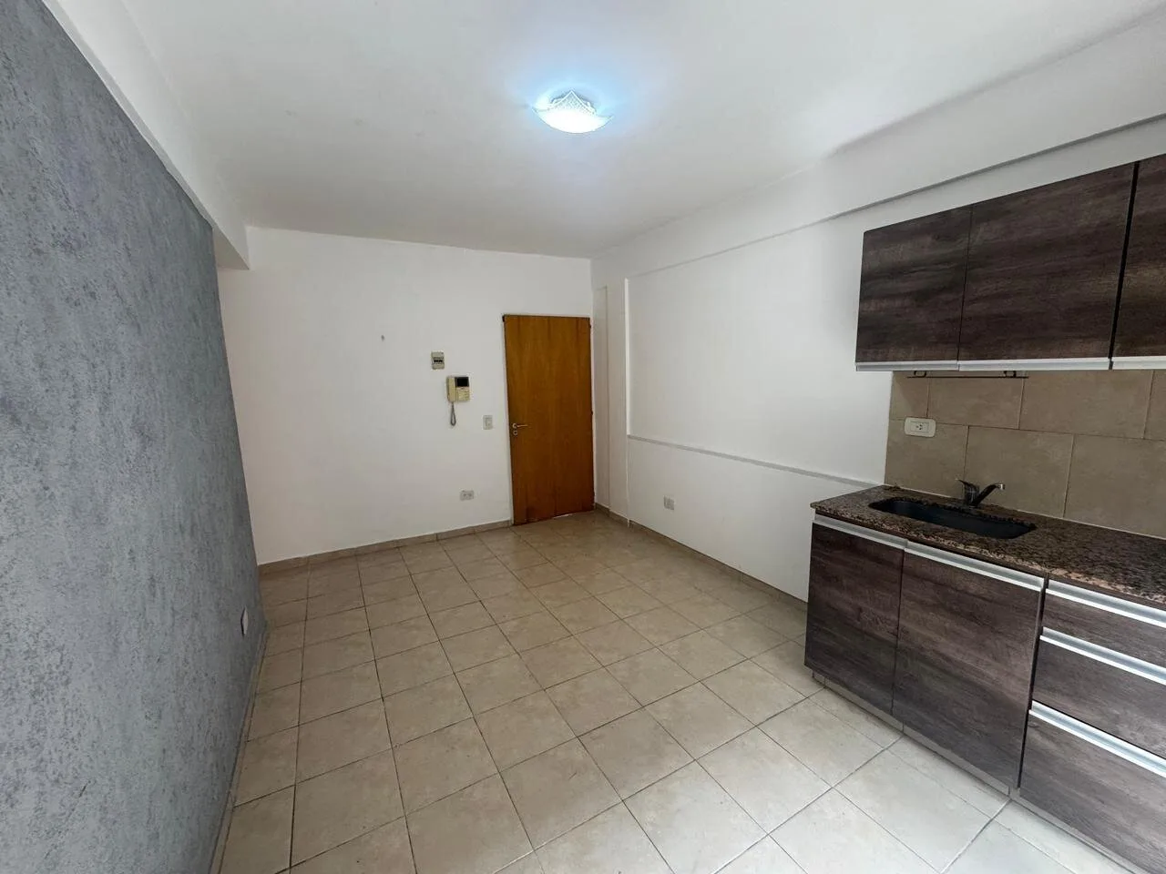 DEPARTAMENTO 2 AMBIENTES CON PATIO A LA VENTA EN CASEROS foto 5