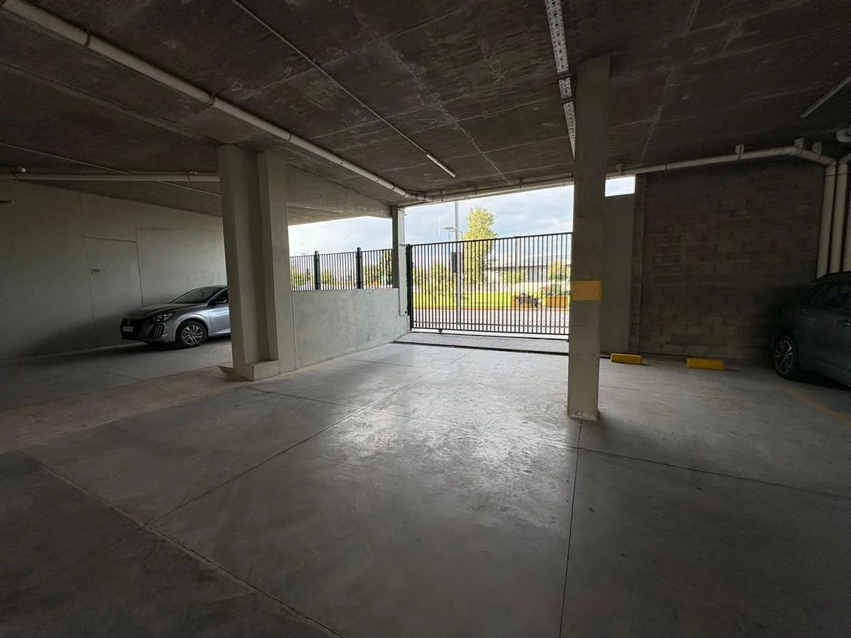 SE VENDE COCHERA EN GARDEN INN TORRE II foto 3