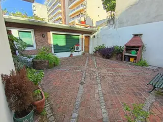 VENTA CASA GRANDE LOTE PROPIO 8,66 X 33,50 FLORES foto 1
