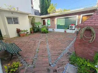 VENTA CASA GRANDE LOTE PROPIO 8,66 X 33,50 FLORES foto 2